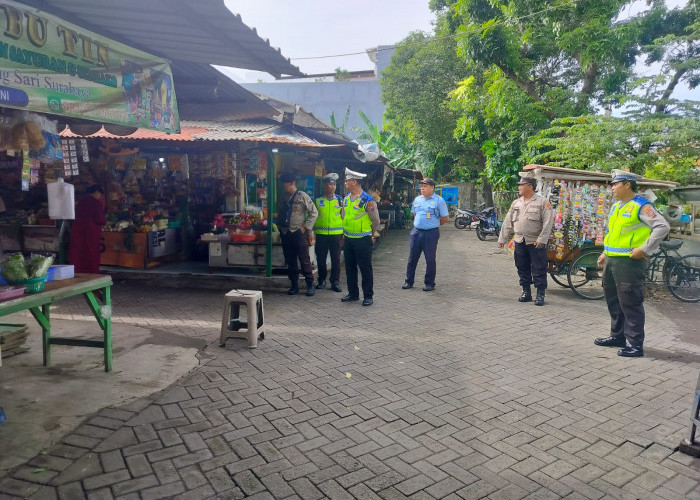 Berikan Rasa Aman, Polsek Gayungan Gelar Patroli Kewilayahan di Pasar Gayungsari