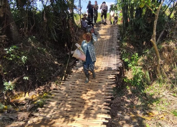 Bertahun-Tahun Lewat Jembatan Bambu, Kini Warga Sambut Jembatan Beton