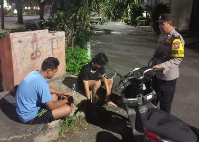 Antisipasi Kejahatan, Bhabinkamtibmas Polsek Rungkut Bubarkan Pemuda Cangkruk di Jalan Sepi