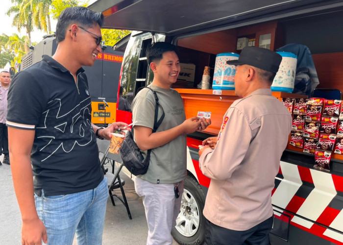 Pojok Kamtibmas Polres Ngawi Hadir di Pasar Krompol, Ajak Warga Tetap Jaga Keamanan 