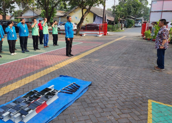 Musnahkan Barang Bukti Puluhan Handphone Hasil Sidak Selama Tujun Bulan 