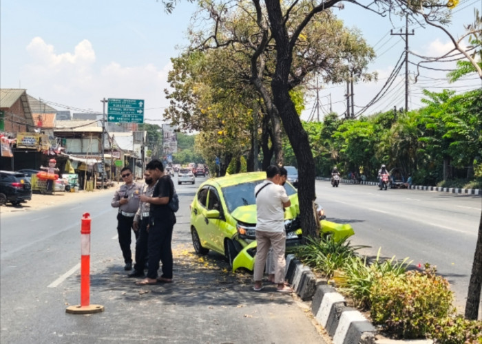 Ngantuk Usai Perjalanan Luar Kota, Pengemudi Honda Brio Tabrak Pohon hingga Loncat Jalur di Panjang Jiwo