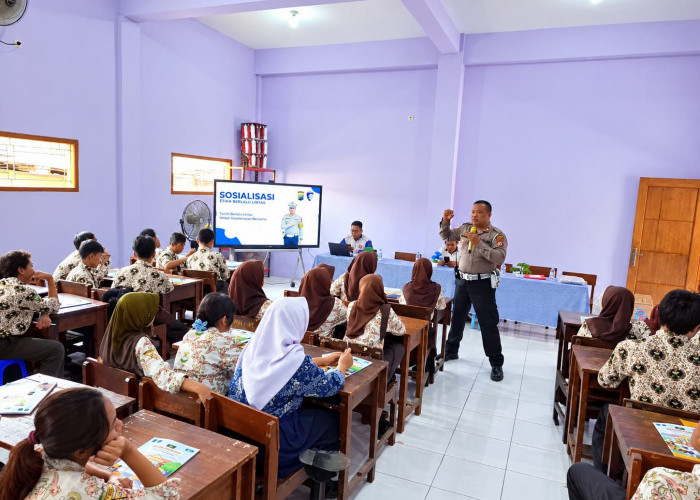 Satlantas Polres Pelabuhan Tanjung Perak Sosialisasi Keselamatan Lalu Lintas di SMP Bhayangkari 6 Surabaya