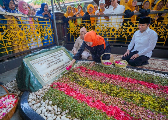 Isi Hari Tenang, Khofifah-Emil Ziarah ke Makam KH Hasyim Asy’ari dan Gus Dur