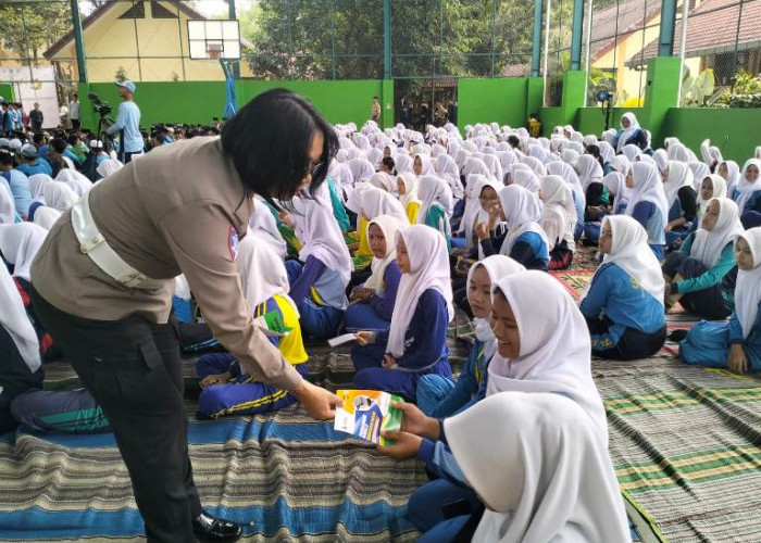 Satlantas Polres Malang Edukasi Pelajar Sekolah Serta Pasang Rambu