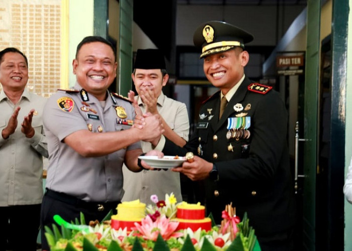 HUT ke-81 TNI, Kapolres Jember Bawa Kejutan Tumpeng untuk Dandim