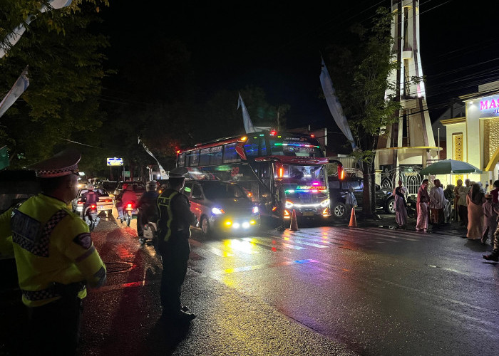 Satlantas Polres Lumajang Amankan dan Atur Lalu Lintas Pemberangkatan Jamaah Umroh