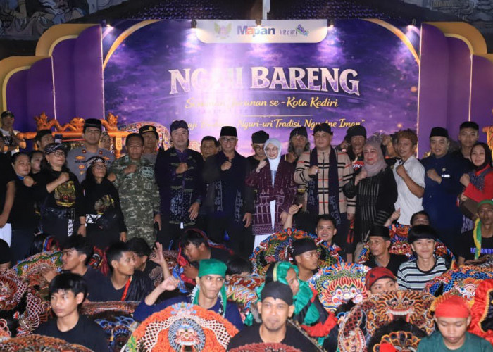 HUT Jembatan Lama Kediri Ke-157, Wakapolres Kediri Kota Ikuti Mlaku Bareng Bersama Wali Kota