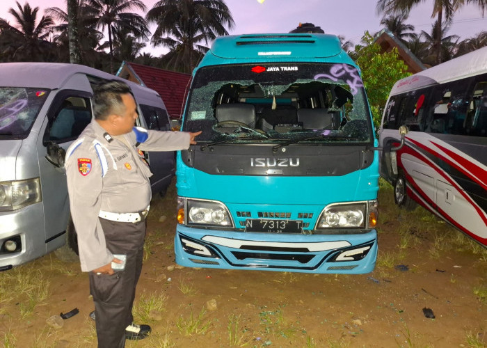 Rombongan Wisatawan Surabaya Diserang di Pantai Wediawu, 6 Mobil Rusak dan 6 Orang Luka-Luka