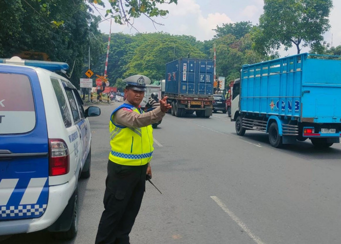 Antisipasi Kemacetan di Pasar Tumpah Margomulyo, Unit Lantas Polsek Tandes Siaga di Lokasi