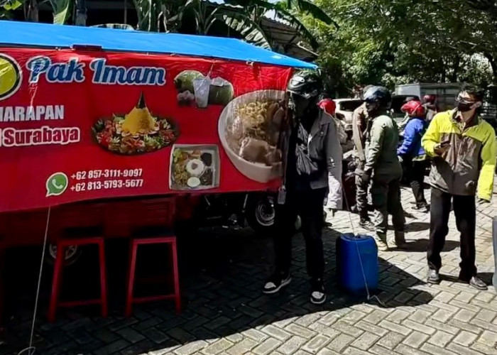 Kembalikan Fungsi Bahu Jalan, Tim Gabungan Sukomanunggal Tertibkan Lapak PKL di Kawasan Darmo Indah