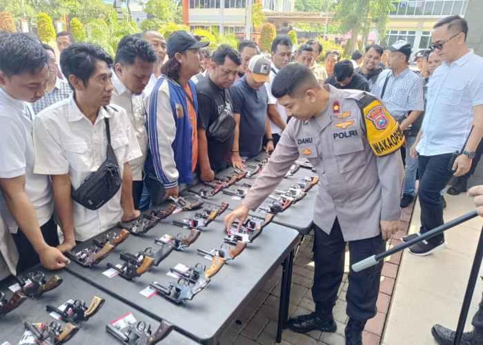 Wakapolres Gresik Pimpin Pengecekan Senpi Rutin Jelang Nataru