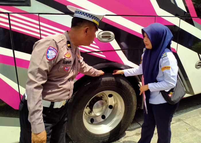 Polres Ngawi Gelar Ramp Check dan Tes Kesehatan Sopir di Rest Area 575 B