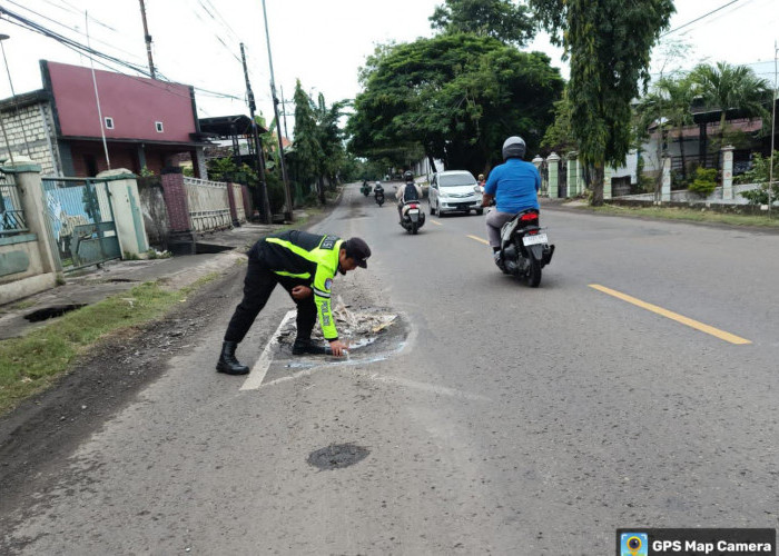 Polsek Baureno Lakukan Mitigasi dengan Memberikan Tanda Jalan Rusak, Cegah Laka Lantas