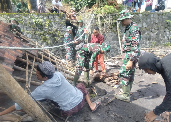 Personel Kodim 0821/Lumajang Bersama Warga Ringankan Dampak Lahar Dingin Semeru