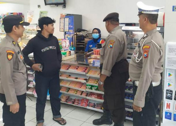  Polsek Wonocolo Patroli Dialogis di Indomaret Jemursari Surabaya Antisipasi Kriminalitas