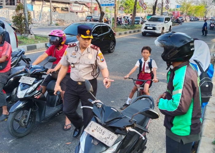 Kapolsek Sukomanunggal Pimpin Penertiban Pelanggar Lalu Lintas di TL Simo Pomahan