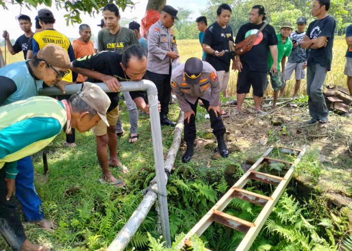 Gercep, Polsek Geneng Selamatkan Warga Ngawi Terperosok ke Dalam Sumur 