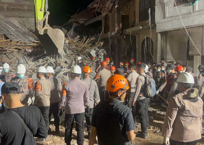 Prioritaskan Kemanusiaan dan Keselamatan, Polisi Evakuasi Korban Ponpes Al Khoziny