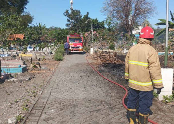 Gegara Bakar Sampah, Area Makam di Gresik Tersambar Api 