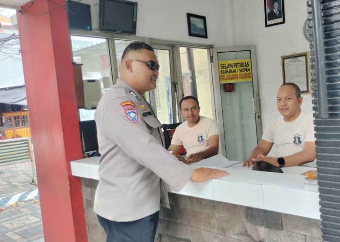 Antisipasi Kriminalitas, Bhabinkamtibmas Polsek Wiyung Sambangi Satpam Perumahan TPI