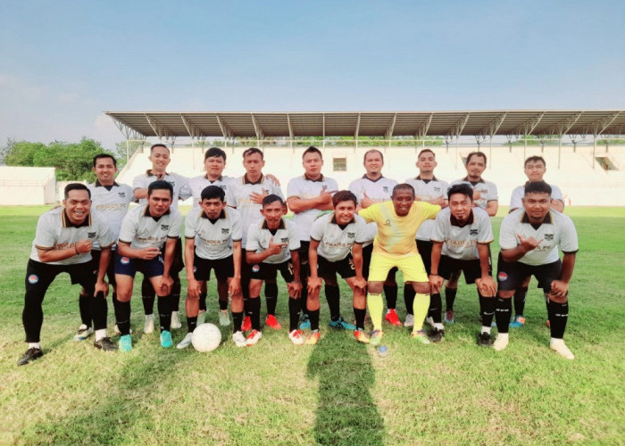 Jalin Sinergi Lintas Profesi, PPDI Lumajang dan PGRI Pasrujambe Gelar Laga Persahabatan di Stadion Semeru