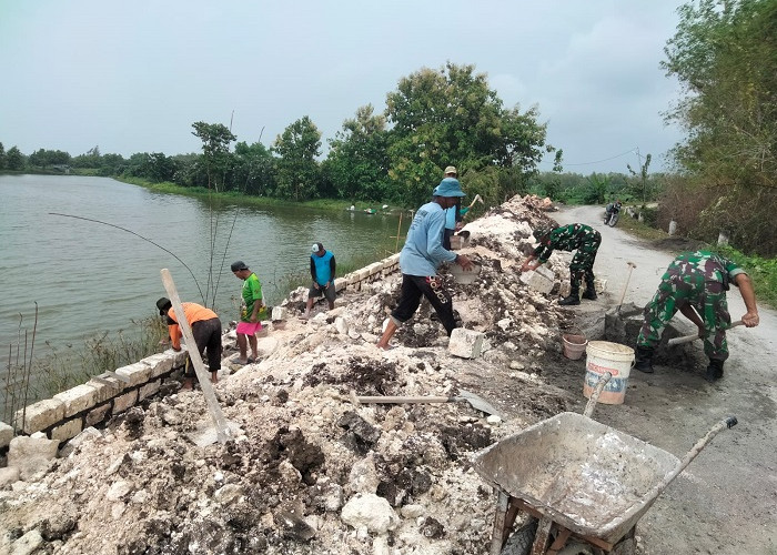 Babinsa dan Warga Desa Palangan Lamongan Gotong Royong Bangun TPT Cegah Jalan Ambrol
