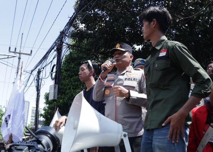 Sempat Memanas, Kapolda Jatim Sukses Redam Suasana Demonstrasi BEM Nusantara