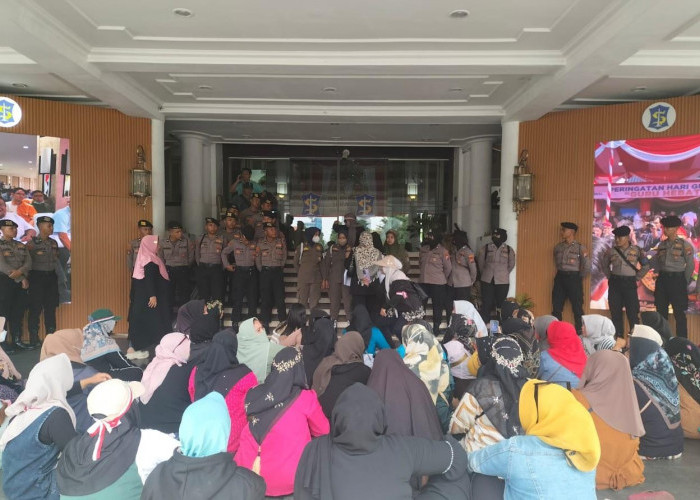 Desak Pemkot Cabut Relokasi RPH Pegirian, Jagal dan Pedagang Daging Surabaya Kembali Kepung Balai Kota