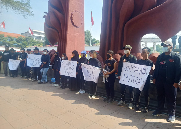 Demonstran Tuntut Pemerintah dan DPR Patuhi UUD 45 dan Lawan Politik Dinasti