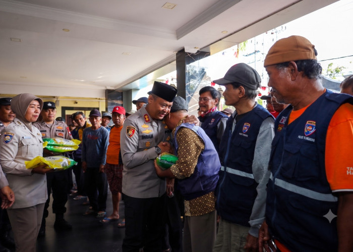 Sarapan Bareng Kapolres Tulungagung, Driver Ojol hingga Tukang Becak Pulang Bawa Sembako