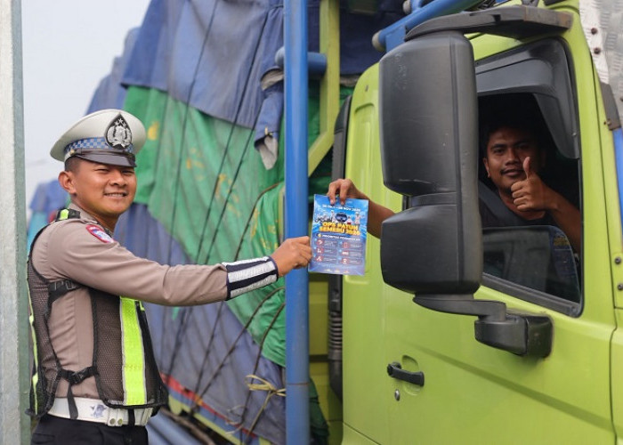Satlantas Polres Gresik Bagikan Cokelat kepada Pengendara di Exit Tol Kebomas