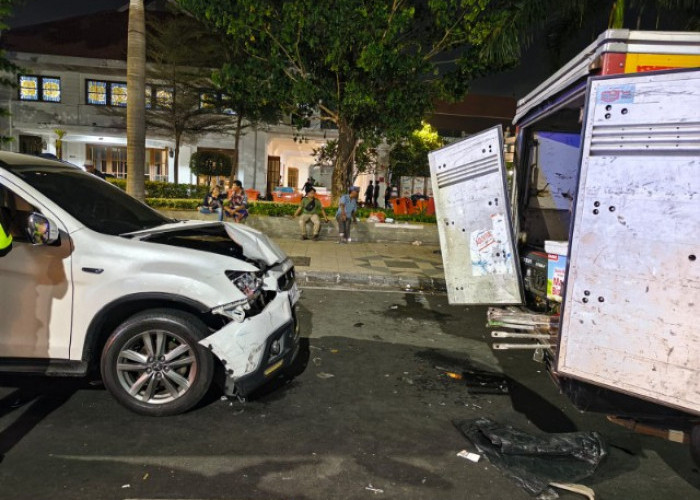 Serempet Kendaraan, Panik Dikejar Pengendara, Outlander Tabrak Pekerja Bongkar Muat di Alun-Alun Surabaya