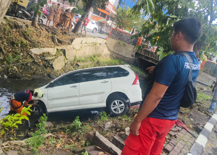 Mobil Muatan Kue Kering Tercebur ke Selokan Jemursari, Diduga Sopir Ngantuk