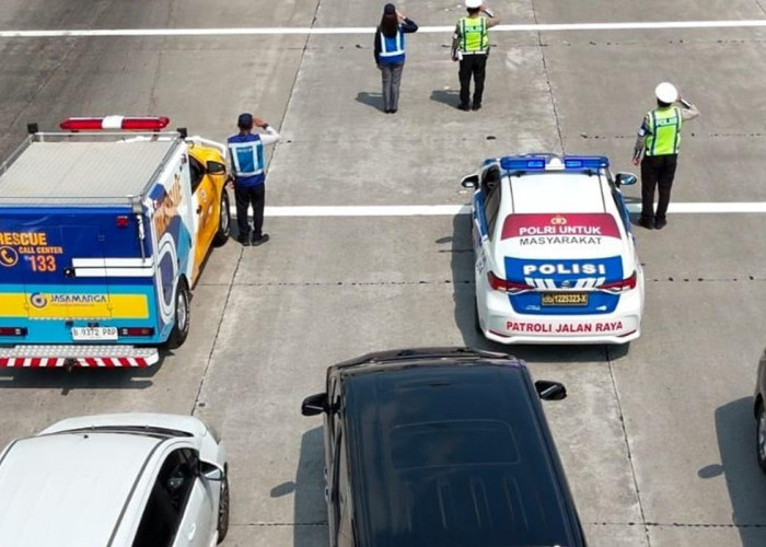 Unik, Pengguna Tol Gelar Upacara HUT Ke-81 RI di GT Warugunung Surabaya