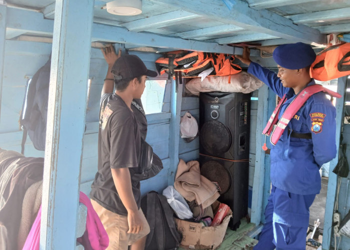 Patroli Perairan, Satpolairud Polres Situbondo Terus Ingatkan Nelayan Wajib Bawa Alat Keselamatan