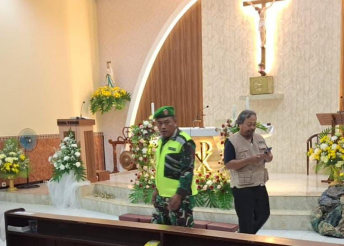 Polsubsektor Gerih Terjunkan Personel Gabungan, Amankan Ibadah Misa Natal di Desa Widodaren