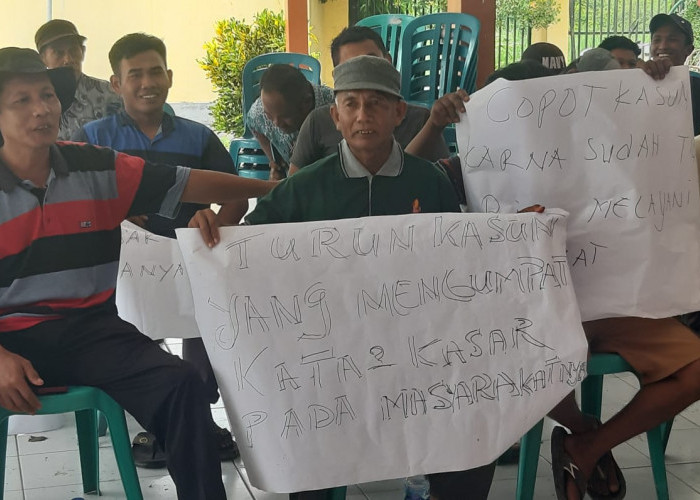 Warga Demo Tuntut Oknum Perangkat Desa  Gunungsari Ngawi Dipecat