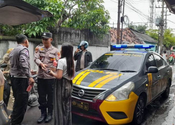Kapolsek Taman Pimpin Patroli Kamtibmas Sambil Bagikan Makanan dan Minuman ke Warga