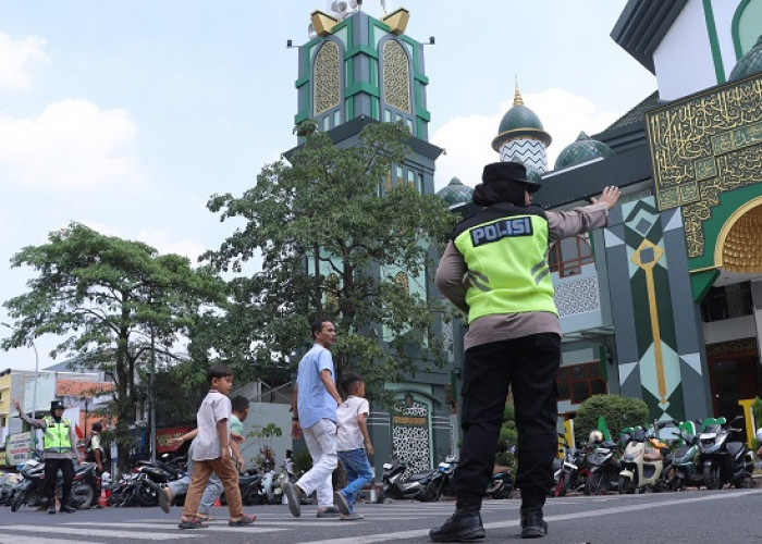 Srikandi Care Polres Lamongan Amankan dan Layani Jemaah Salat Jumat
