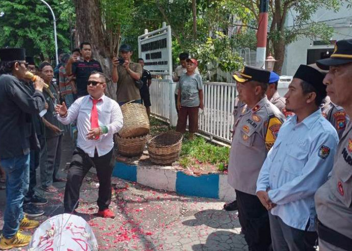 Gotong Keranda ke KPU dan Bawaslu, Teriak Demokrasi di Kota Sudah Mati