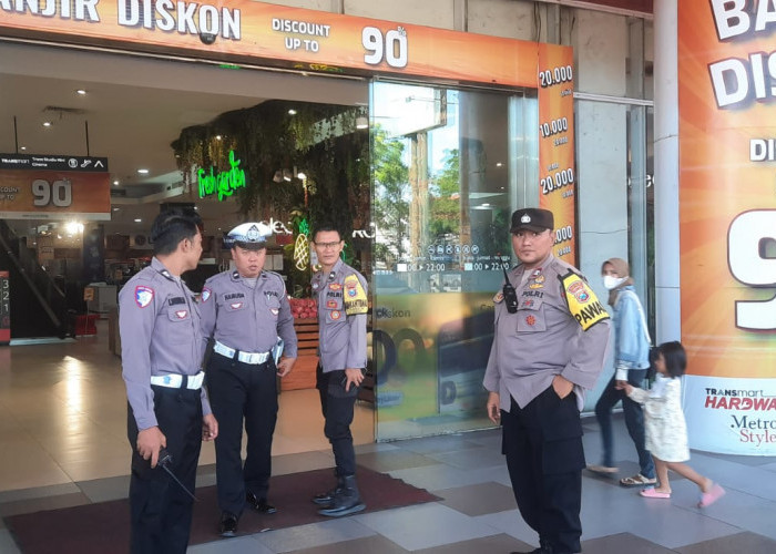 Jaga Kondusifitas Pusat Perbelanjaan, Polsek Rungkut Patroli Kota Presisi dan Dialogis di Transmart