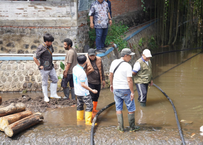 Tangani Dampak Hujan, Wali Kota Nurochman Turun Langsung Tinjau Tiga Titik Bencana