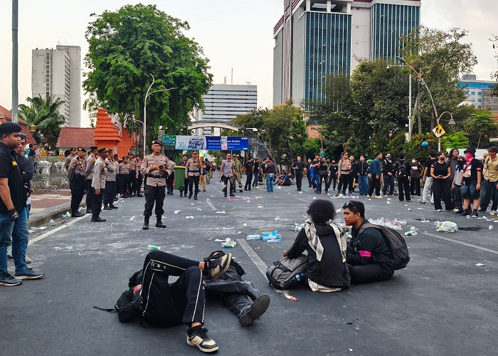 Aliansi Surabaya Sadar Demo di Grahadi, Desak Prabowo-Gibran Evaluasi Kinerja Pemerintahan