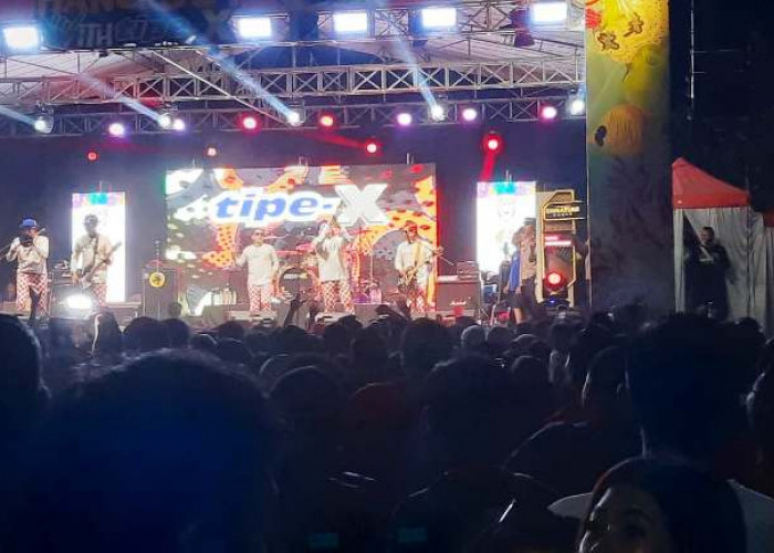 Tipe-X Hipnotis Ribuan Penonton di Pantai Pasir Putih Situbondo 