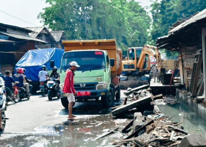 Masyarakat Cuek, Tumpukan Sampah Sumbat Saluran Air di Tambak Mayor 