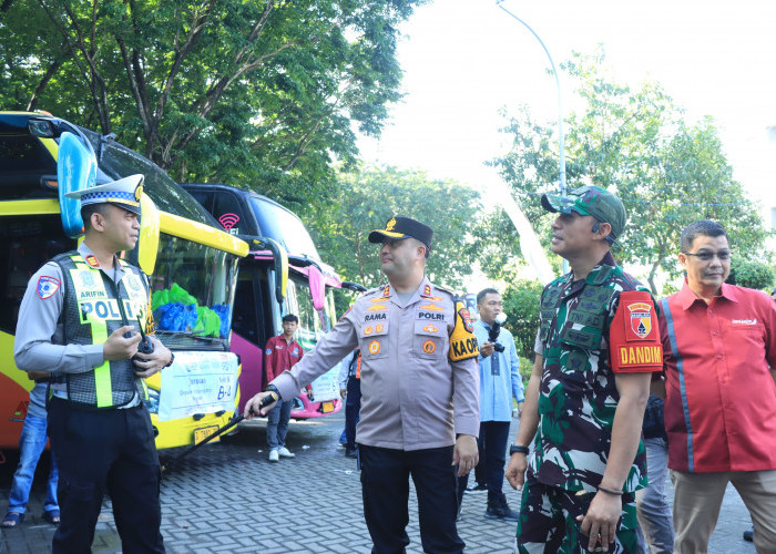 Kapolres Gresik Bersama Forkopimda Lepas 750 Pemudik, 15 Bus Mudik Gratis Diberangkatkan
