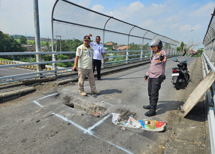 Polisi Sigap Tangani Jalan Berlubang di Fly Over Wates Tanggulangin Sidoarjo