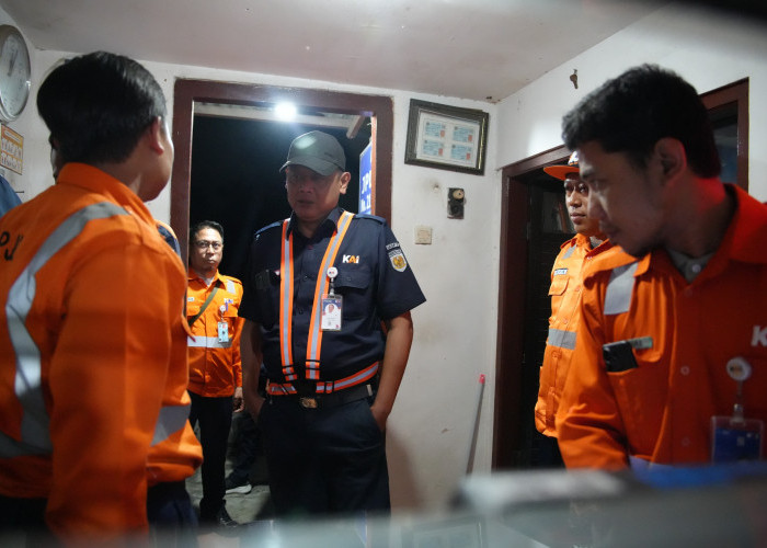 Perkuat Keselamatan Perjalanan Kereta, Deputy KAI Daop 7 Madiun Inspeksi Malam Perlintasan Sebidang Blitar