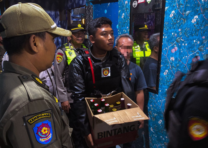 Pimpin Patroli KRYD di Kebomas, Kasat Resnarkoba Polres Gresik Sita Puluhan Botol Miras